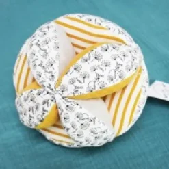 Hot Balle d'éveil bébé avec Hochet - Pollen l'abeille en coton BIO - 15 cm - Modèle aléatoire Les Prix Doux|Doudous Coton Bio