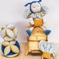 Hot Balle d'éveil bébé avec Hochet - Pollen l'abeille en coton BIO - 15 cm - Modèle aléatoire Les Prix Doux|Doudous Coton Bio